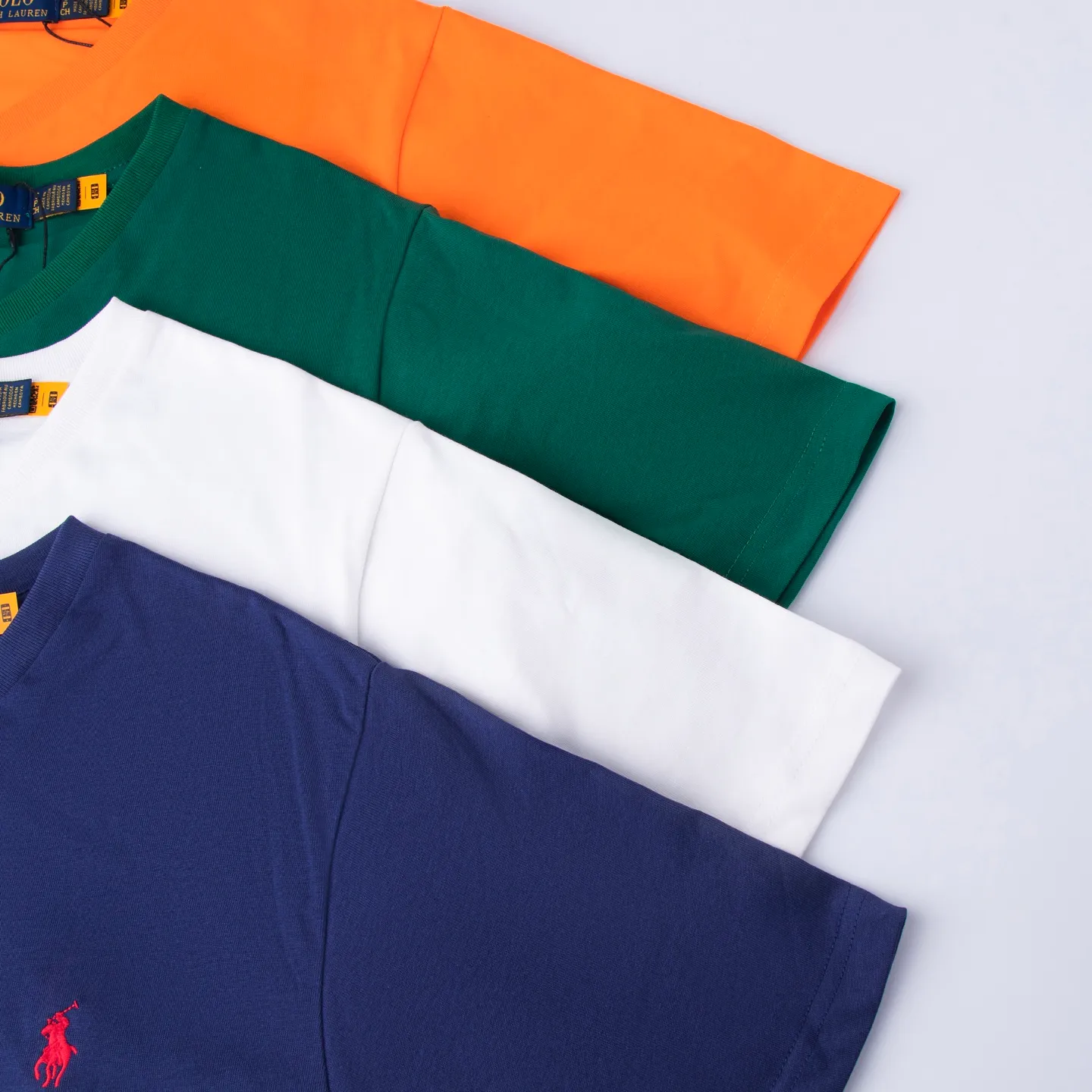 P126 Style number: 512 Ralph Lauren/Ralph Lauren 2025 new summer color matching pure cotton 240g Tajima embroidery V-neck T-shirt. The main logo on the neck has a QR code mark, which can be scanned for verification. The Tajima embroidery machine imported from Japan is used to create the pony mark, which is brightly colored. Distinguish the low-quality products on the market. 32 counts, 240g hydrophilic toner, 100% cotton fabric, comfortable and soft, highly breathable, focusing on high-end cost-effectiveness, needless to say good quality. Available in a variety of colors, both boys and girls can try this genderless style, giving them a yuppie tone in no time. Immerse yourself in your leisurely style, and have your own style in retro. Natural, vivid and very French romantic feelings, perfectly integrating youthful atmosphere and trend. Color: white, orange, navy blue, dark green Size: S-xL S Shoulder width 44 Bust 104 Sleeve length 23 Clothing length 72 M Shoulder width 45 Bust 108 Sleeve length 24 Clothing length 74 L Shoulder width 46 Bust 112 Sleeve length 25 Clothing length 76 xL Shoulder width 47 Bust 116 Sleeve length 26 Clothing length 78